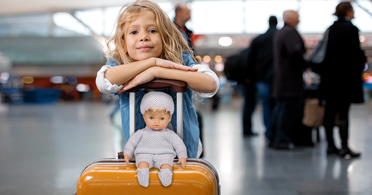 La Bambina Impertinente Con Una Valigia E Un Orsacchiotto Sta Andando in  Viaggio Camminata Immagine Stock - Immagine di infanzia, attivo: 71784607